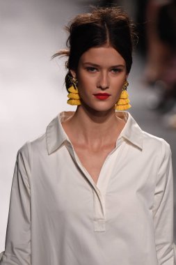 Badgley Mischka moda defilesi