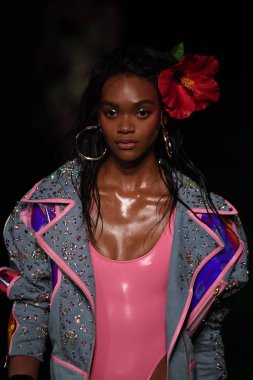 Sarışınlar defile