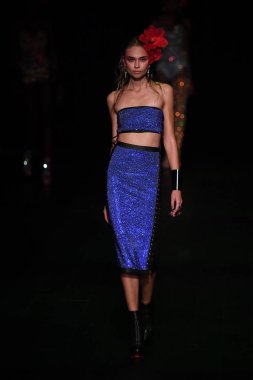 Sarışınlar defile