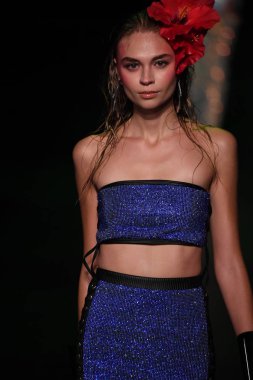 Sarışınlar defile