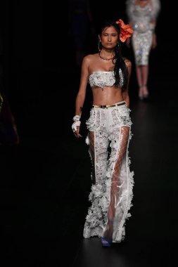 Sarışınlar defile