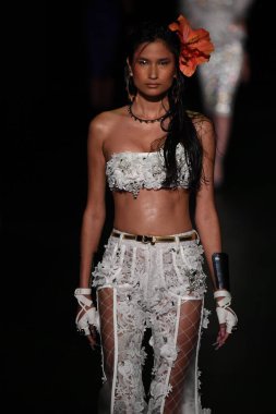 Sarışınlar defile