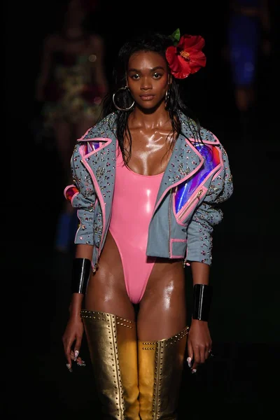 Sarışınlar defile