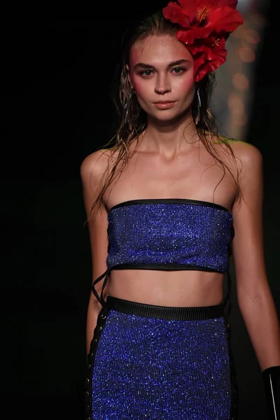 Sarışınlar defile