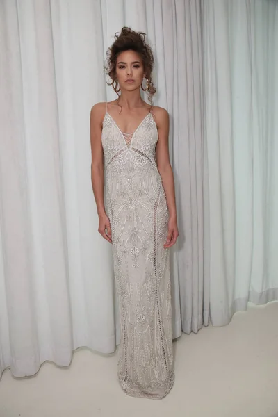 Julie Vino Hawana 2018 Bridal Collection — Zdjęcie stockowe