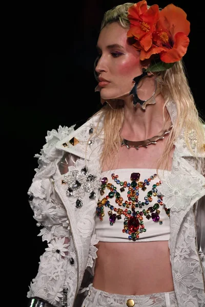 Sarışınlar defile