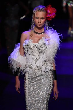 Sarışınlar defile