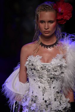 Sarışınlar defile