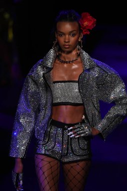 Sarışınlar defile