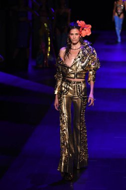 Sarışınlar defile