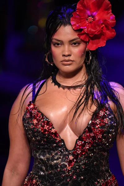 Sarışınlar defile