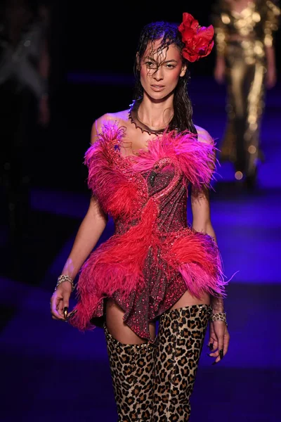 Sarışınlar defile