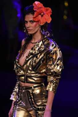 Sarışınlar defile