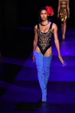 Sarışınlar defile