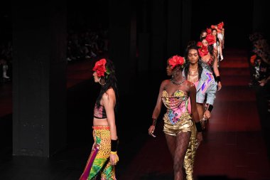  Sarışınlar defile