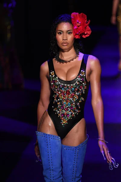 Sarışınlar defile