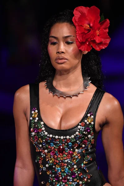 Sarışınlar defile