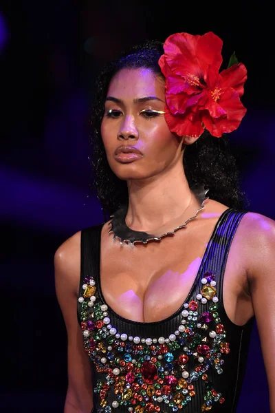 Sarışınlar defile