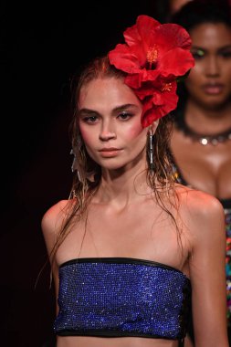  Sarışınlar defile