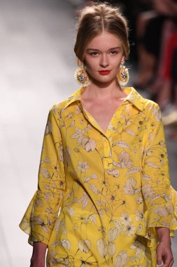 Badgley Mischka moda defilesi