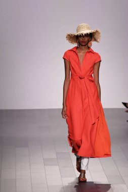 Badgley Mischka moda defilesi