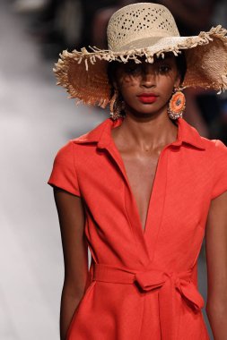 Badgley Mischka moda defilesi