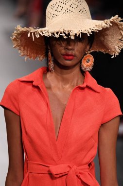 Badgley Mischka moda defilesi