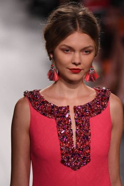 Badgley Mischka moda defilesi