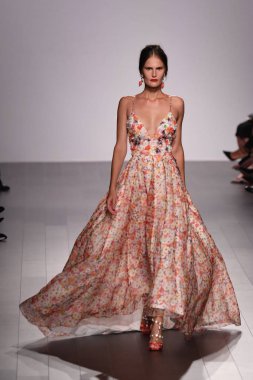 Badgley Mischka moda defilesi