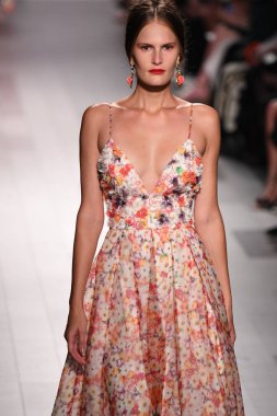 Badgley Mischka moda defilesi