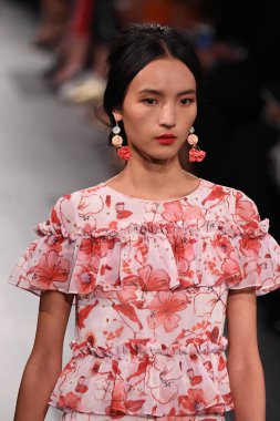 Badgley Mischka moda defilesi