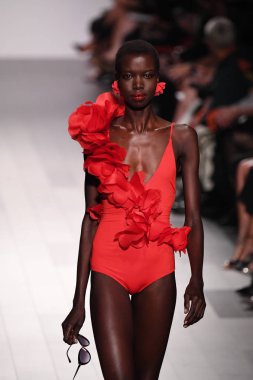 Badgley Mischka moda defilesi