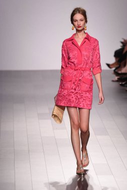 Badgley Mischka moda defilesi
