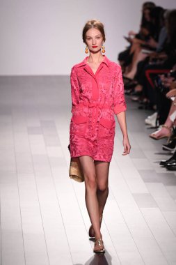 Badgley Mischka moda defilesi