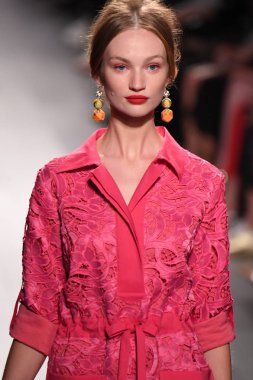 Badgley Mischka moda defilesi