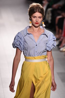 Badgley Mischka moda defilesi