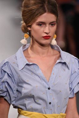 Badgley Mischka moda defilesi