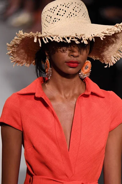 Badgley Mischka moda defilesi