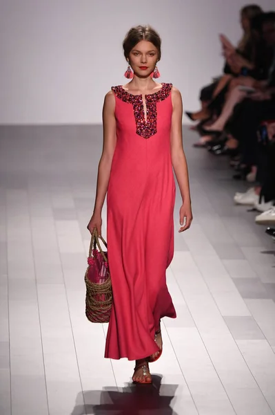 Badgley Mischka fashion show — Stock Photo, Image