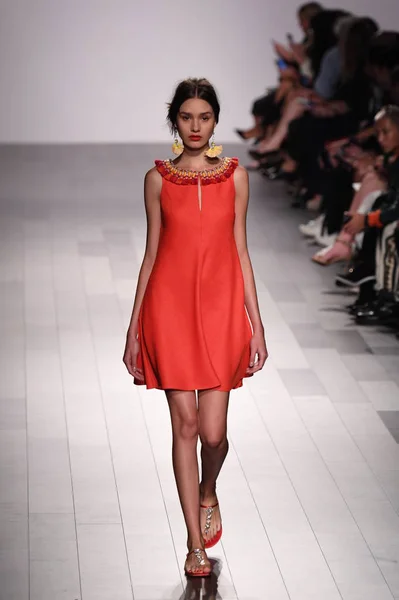 Badgley Mischka desfile de moda — Foto de Stock