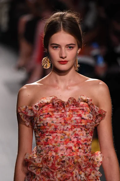 Badgley Mischka moda defilesi