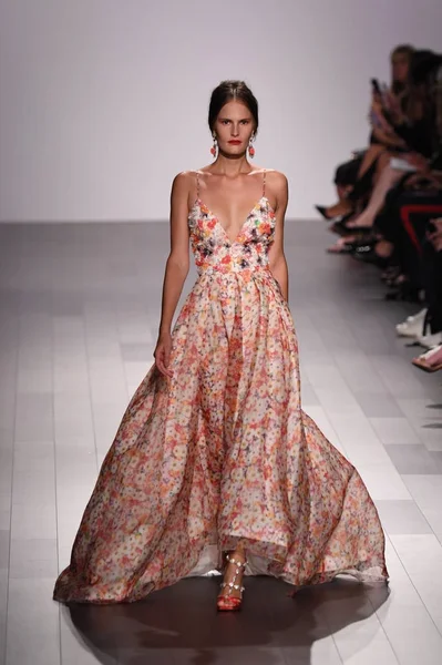 Badgley Mischka moda defilesi