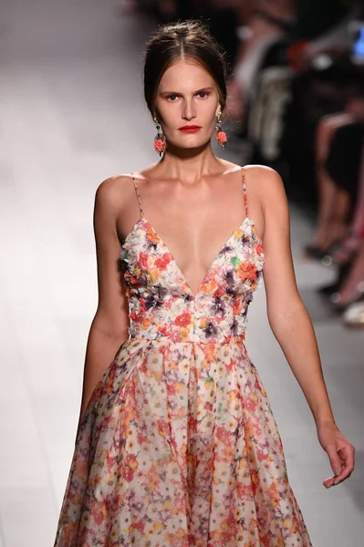 Badgley Mischka desfile de moda — Foto de Stock