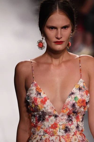 Badgley Mischka moda defilesi