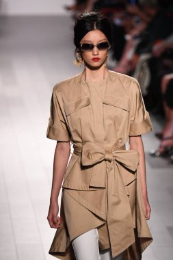 Badgley Mischka moda defilesi