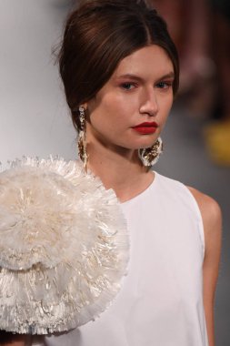 Badgley Mischka moda defilesi