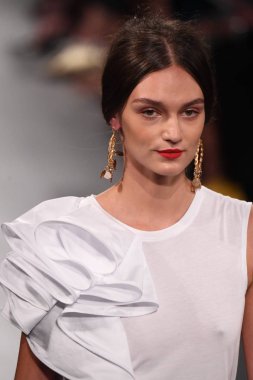 Badgley Mischka moda defilesi
