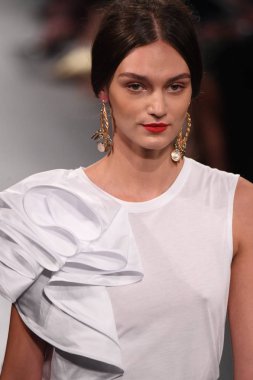 Badgley Mischka moda defilesi