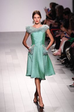 Badgley Mischka moda defilesi