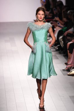 Badgley Mischka moda defilesi